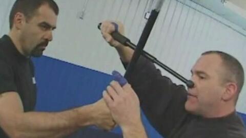 【自制字幕】Jim Grover甩棍戰(zhàn)術(shù)(3)出棍與準(zhǔn)備姿勢