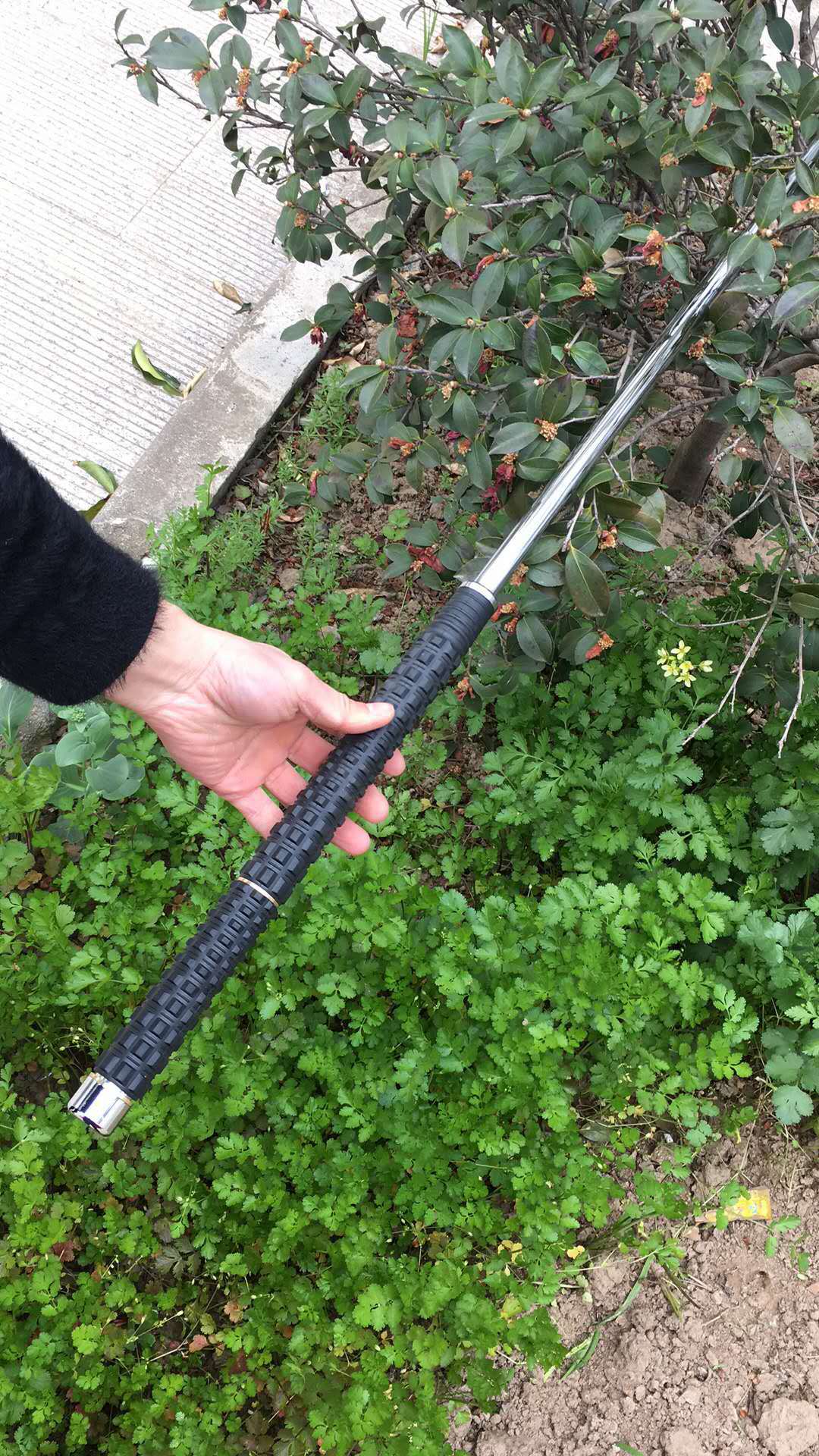 橡膠手柄加長款悍馬甩棍伸縮棍戰術棍近1米車載甩棍防身用品