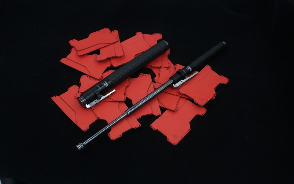 防身小幫手 彈簧自動甩棍，一按即出，比傳統阻力甩棍更便捷